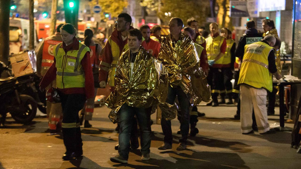 I soccorsi nella serata di venerdì 13 a Parigi