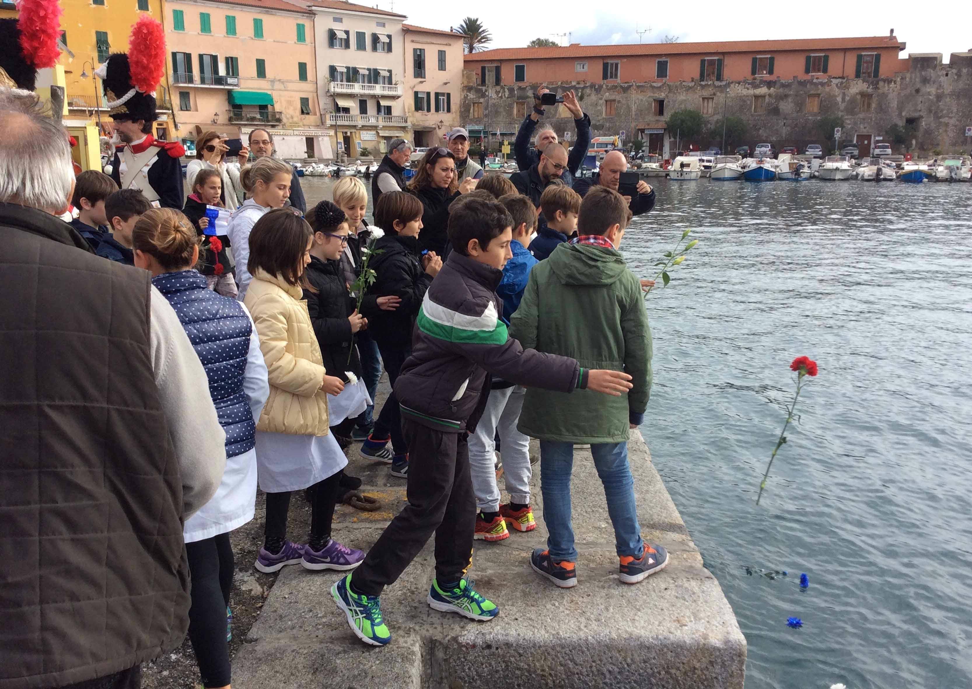 Gli alunni delle scuole gettano in mare fiori per le vittime di Parigi (foto di Gio' Di Stefano)