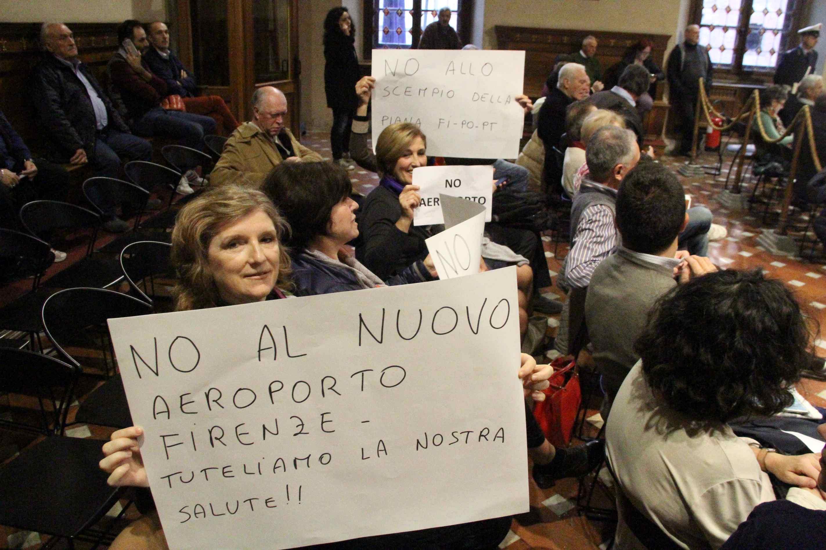 Un momento del consiglio comunale sulla nuova pista di Peretola (foto Batavia)