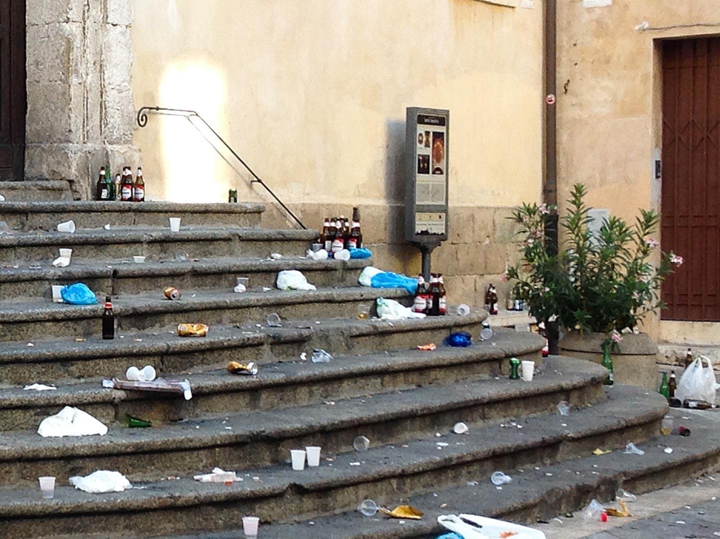 Quel che resta dopo i raduni notturni organizzati apposta per bere alcolici (foto Mario Rosas)