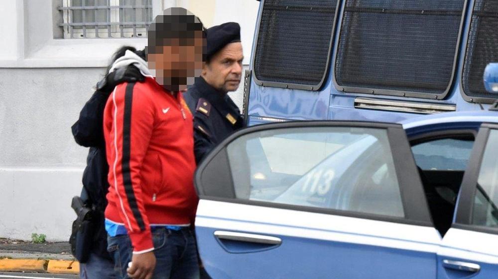 Un momento dei controlli della polizia (Repetti Pentafoto)