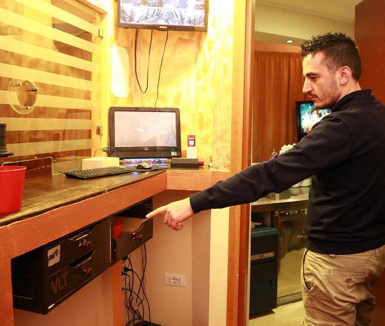 Cassiere ipnotizzato e ingannato dai falsi collezionisti di banconote