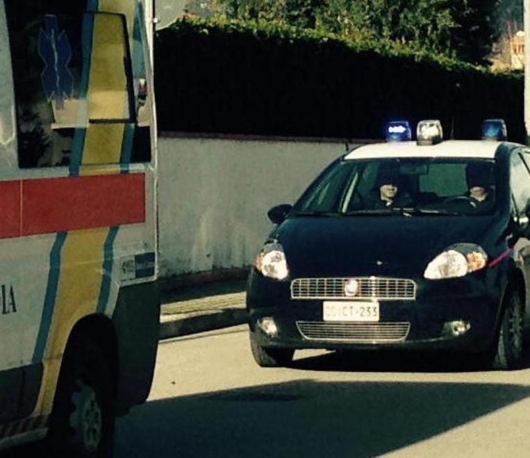 Picchia la madre per rapinarla, lo arrestano i carabinieri 