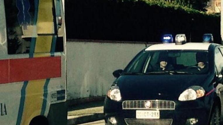 Picchia la madre per rapinarla, lo arrestano i carabinieri