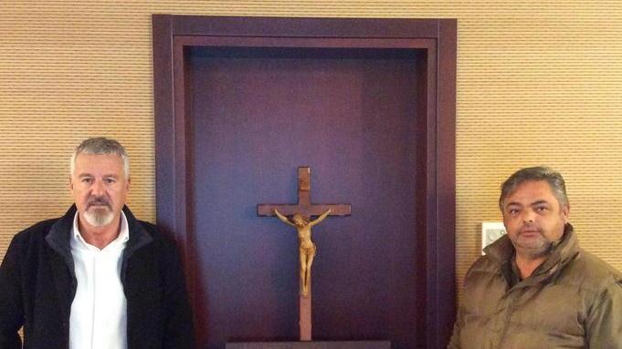 Benedetti porta due crocefissi al Noa: «Un dono, appendeteli»