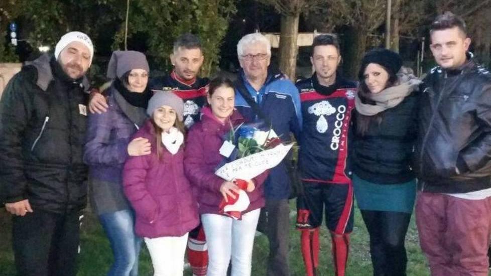 Un mazzo di fiori in onore di Cloe e Parigi