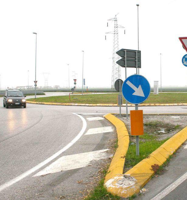 Rotatorie della Cispadana al buio 