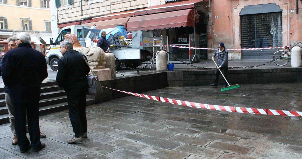 Pulizia completa del sagrato per rimetterlo a nuovo 