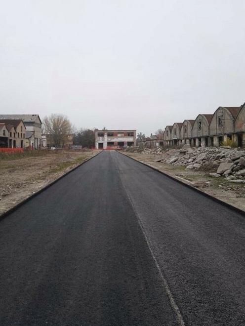 Una strada asfaltata di fresco per trasportare gli inerti