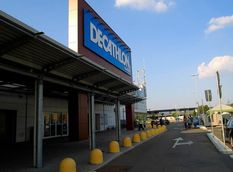 Anche alberi e ciclabili vicino al Decathlon 