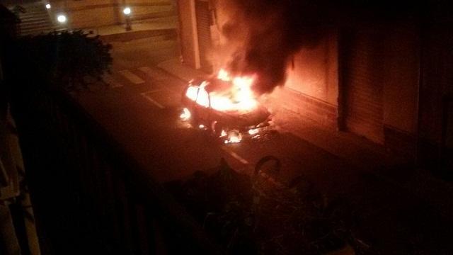 Una delle auto del sindaco Luigi Mastino incendiate a Bosa