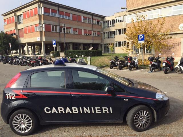 Fuoco nel bagno della scuola, gli studenti dell'Itis Nobili in cortile