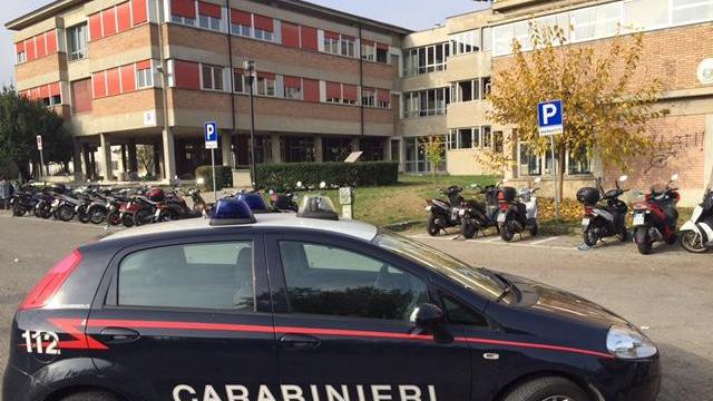 Fuoco nel bagno della scuola, gli studenti dell'Itis Nobili in cortile