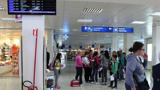 Pulizie in aeroporto, i lavoratori chiedono l’annullamento della gara d’appalto 