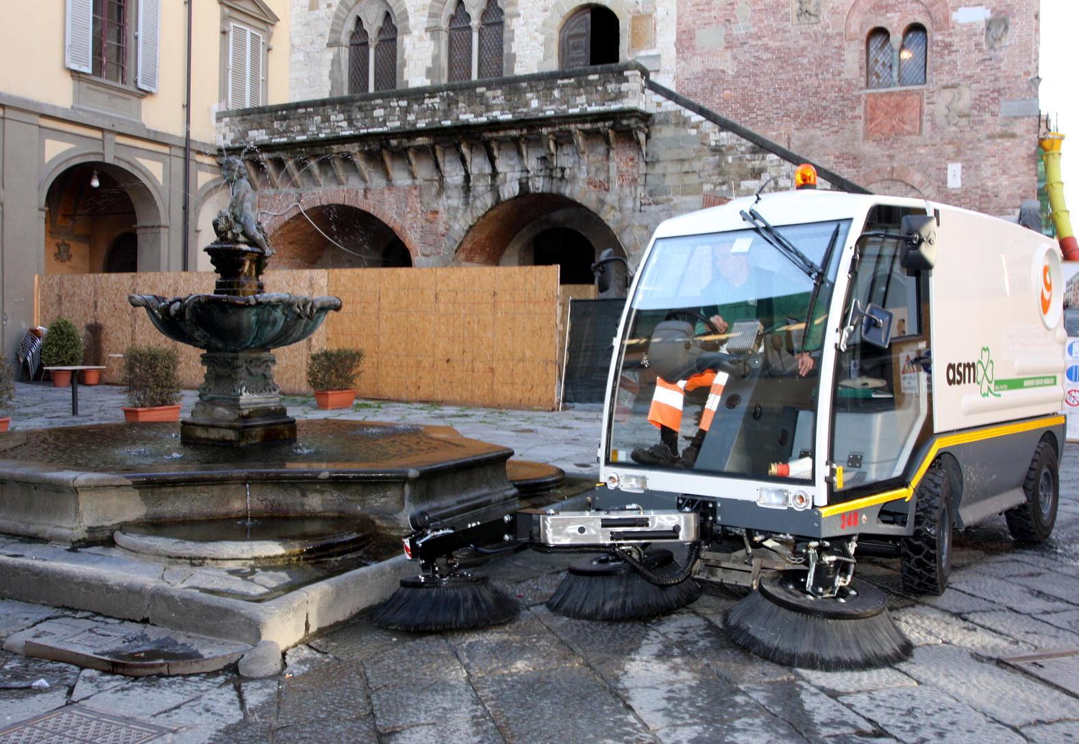 Pulizia strade in piazza del Comune (foto Batavia)