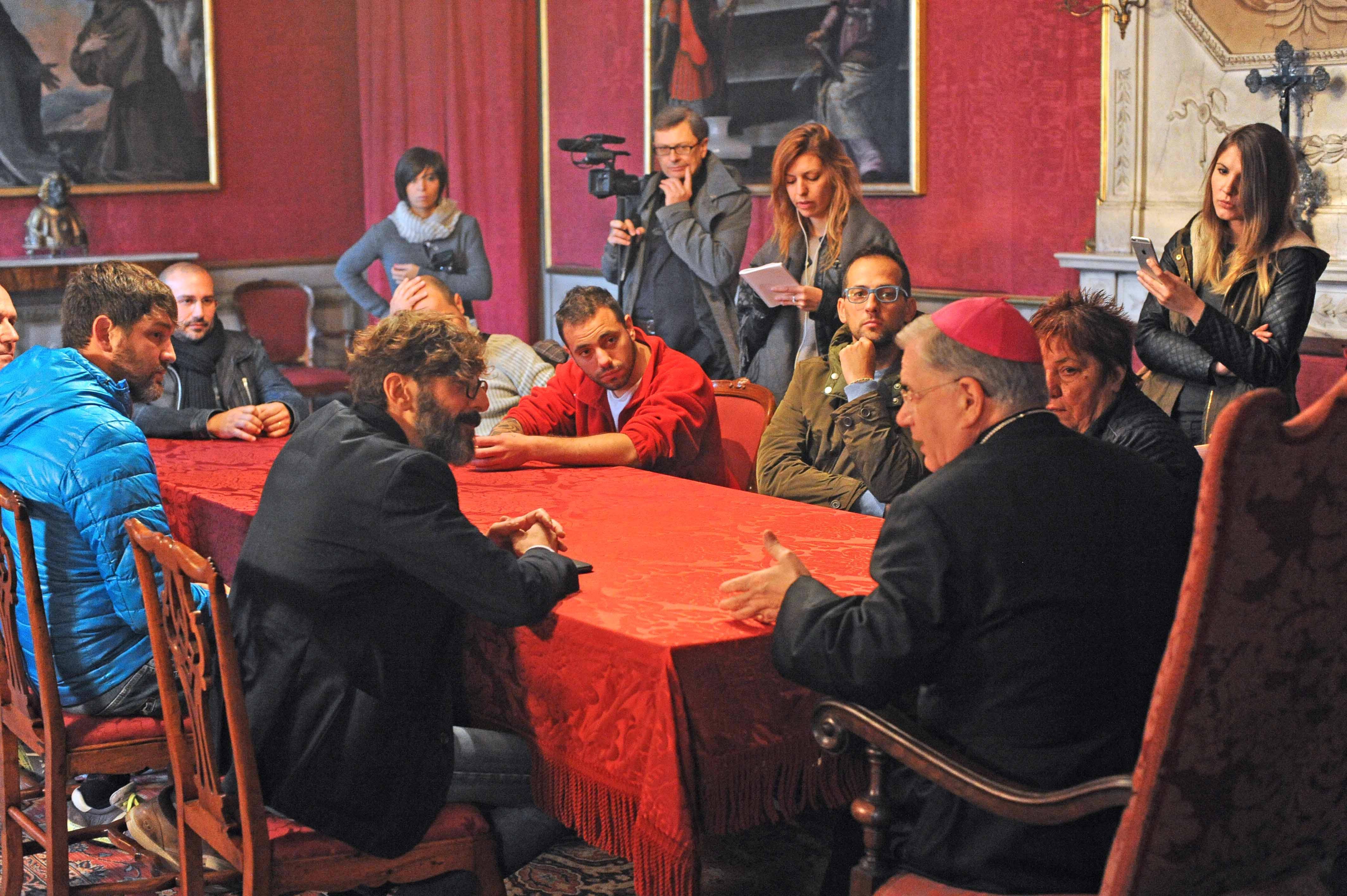 Il vescovo di Pistoia, Fausto Tardelli, incontr gli operai della Gibus (Foto Gori)