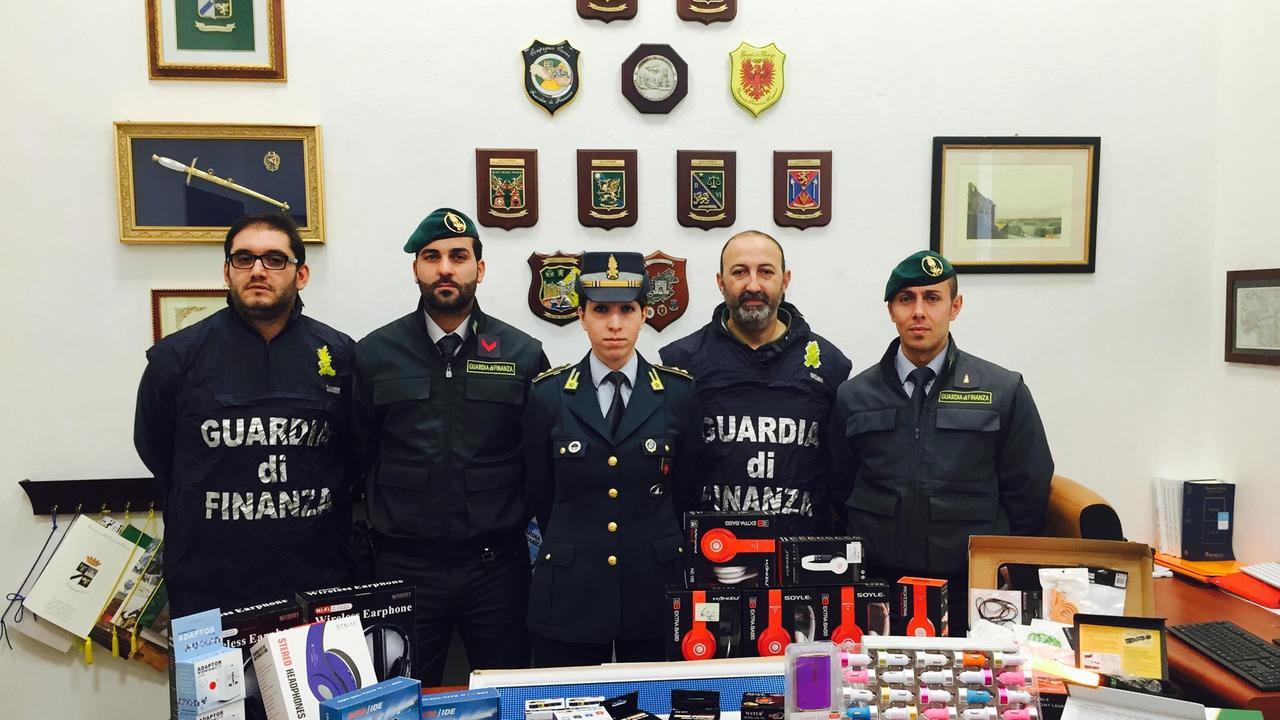 I prodotti sequestrati dalla Guardia di finanza