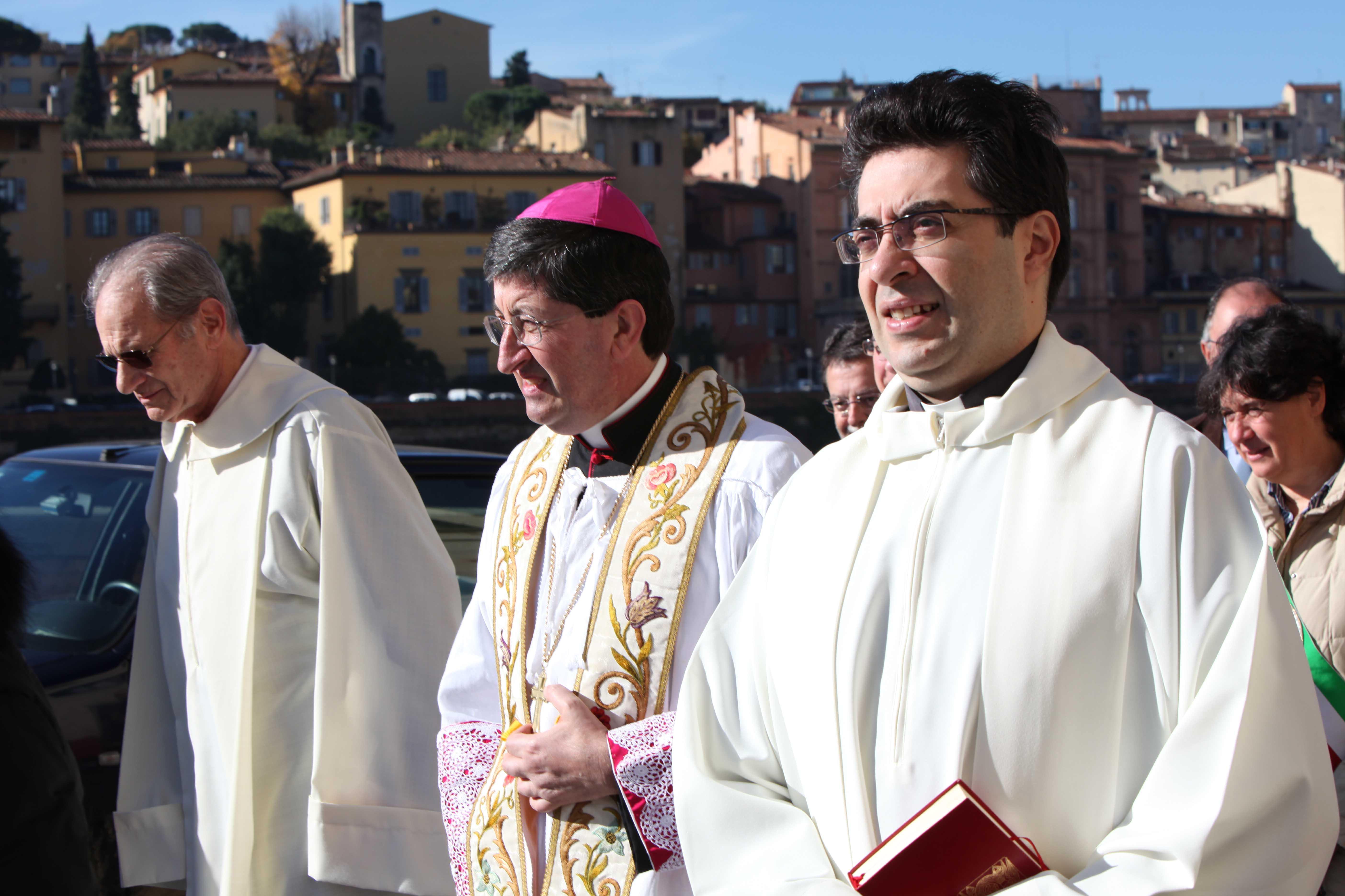 Don Paolo Brogi al fianco del cardinale Betori (foto agenzia Massimo Sestini)