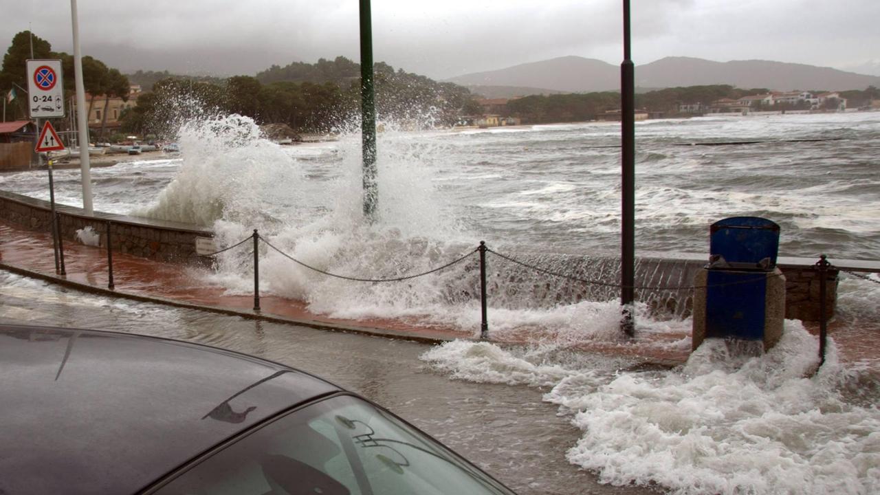 Una mareggiata recente (foto dalla pagina Facebook della Protezione civile Elba occidentale)