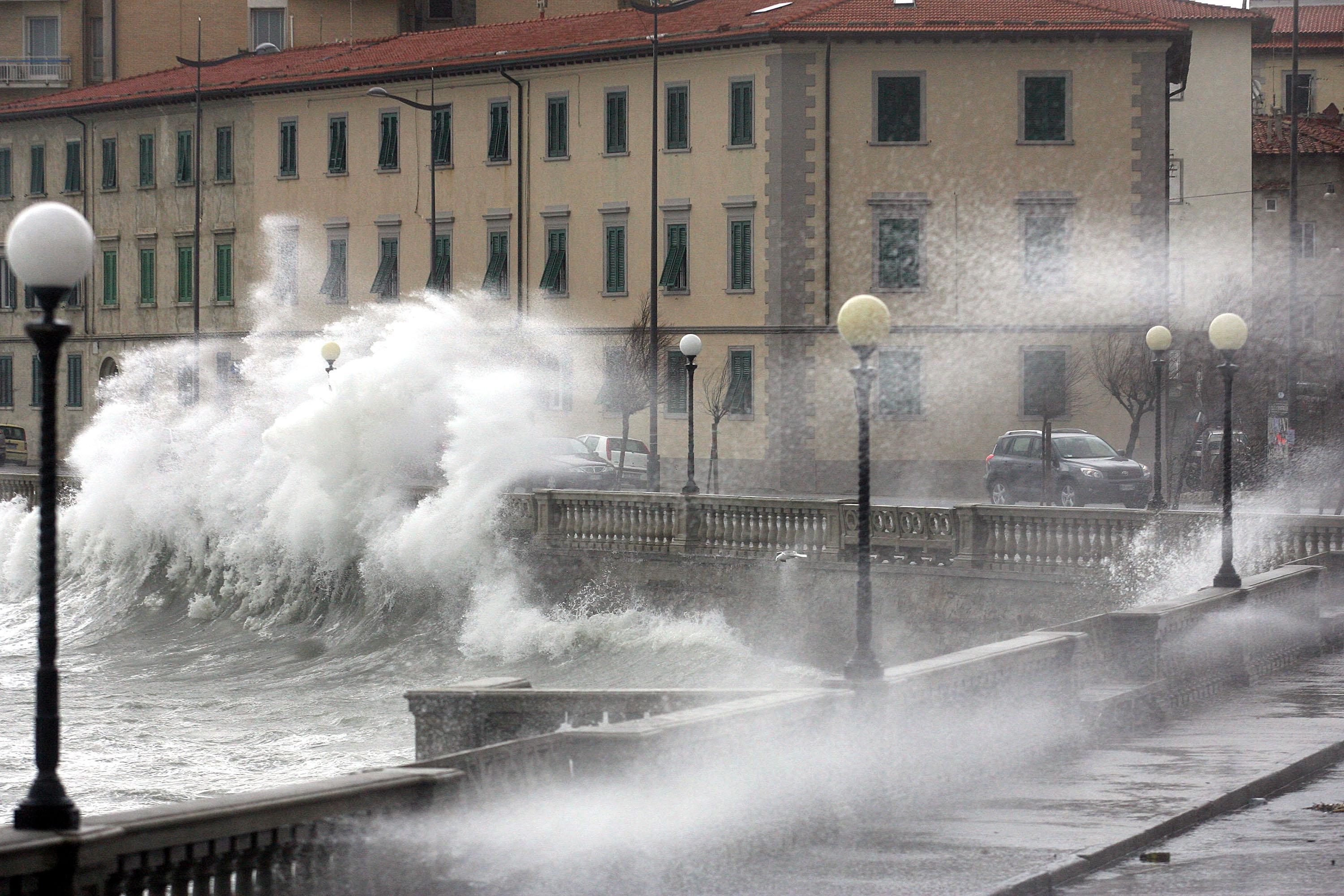 Maltempo in Toscana, allerta arancione per vento e mareggiate