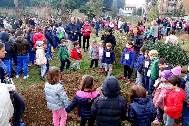 Bambini a Villa Regina che piantumano gli alberi