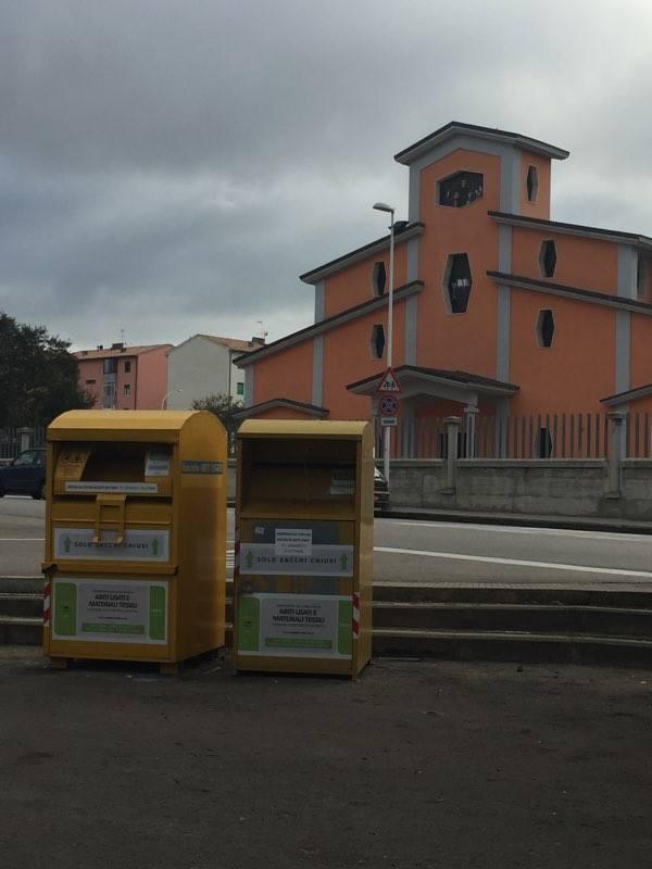 Sassari, la raccolta di abiti usati nelle campane gialle? Non è destinata ai poveri 