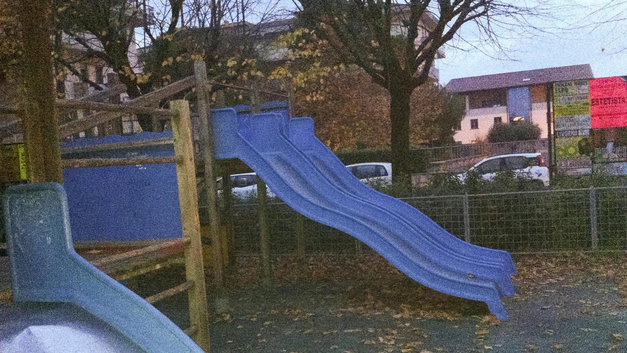 Cade dallo scivolo, ferito bambino di tre anni