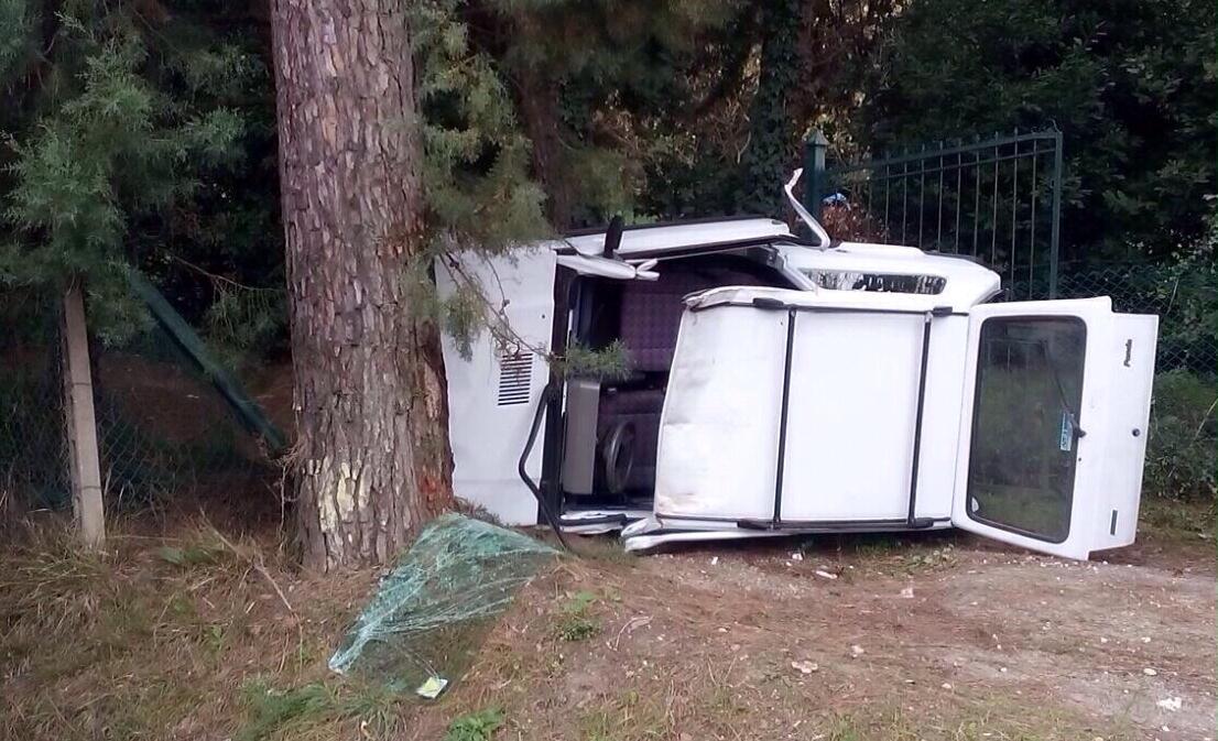 Imprigionata nell'auto e salvata dai vigili del fuoco 