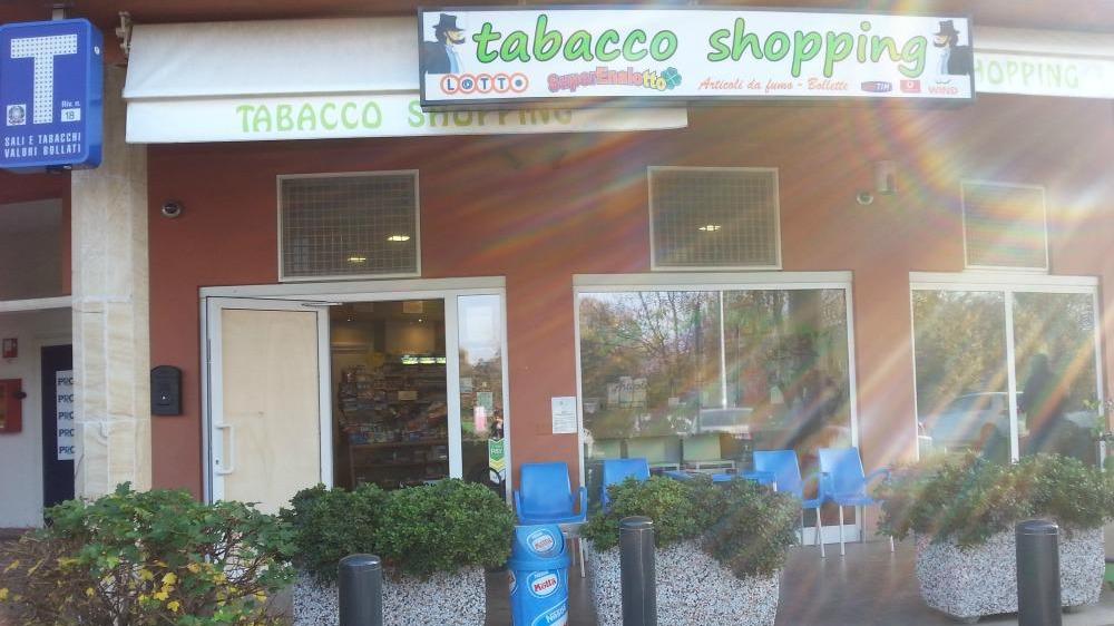 La banda del tombino ruba e sfascia tutto al Tabacco Shopping