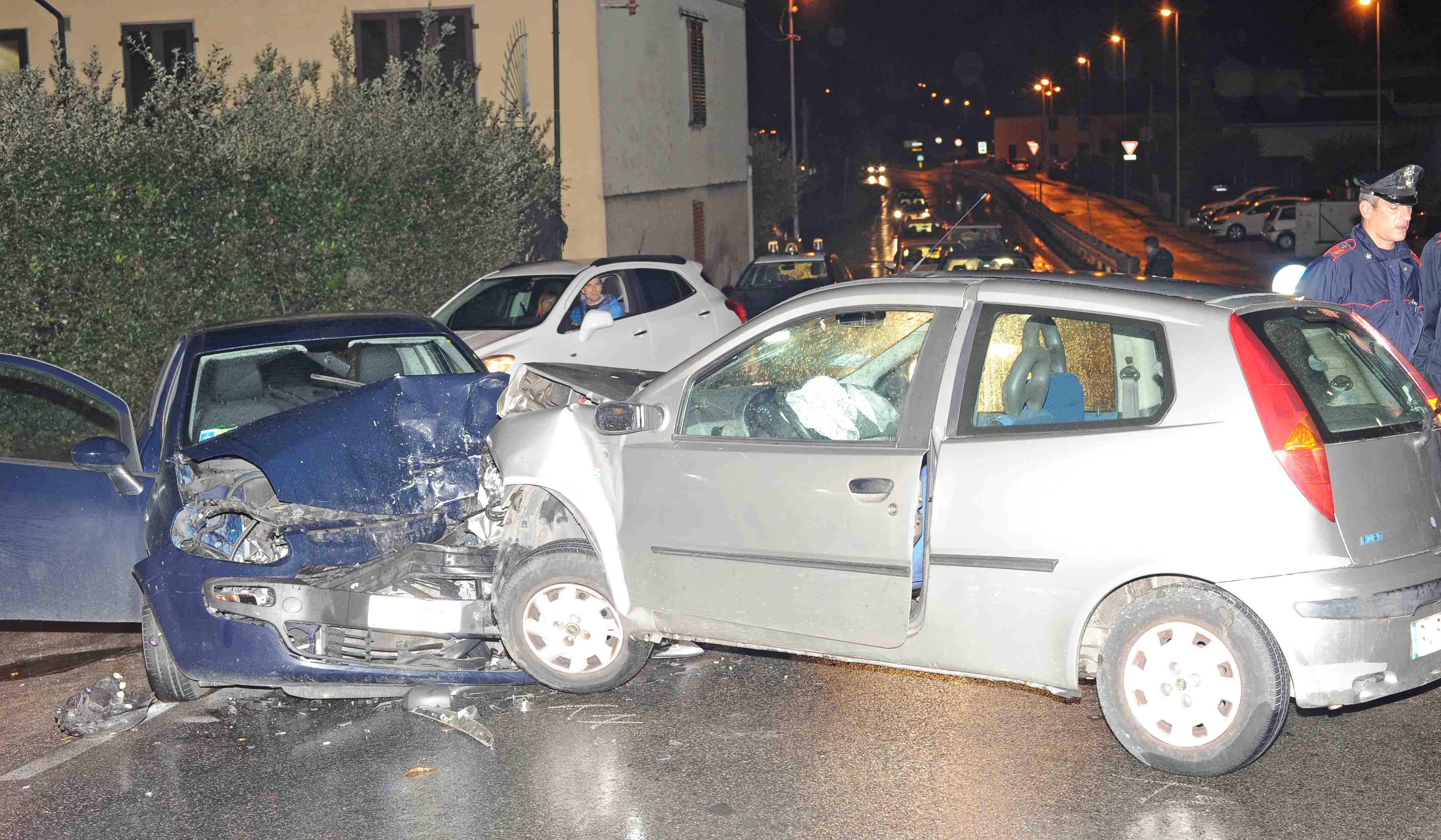 Scontro frontale in via Selva, tre feriti all'ospedale 