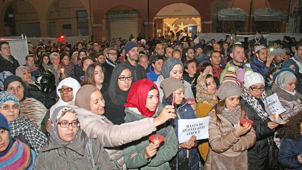 Ferrara, la pace illumina la notte di Cento