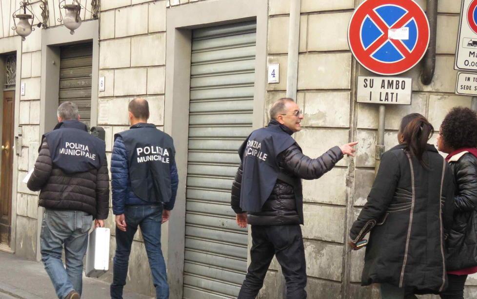 Giro di vite del Comune sul negozio dei nigeriani 