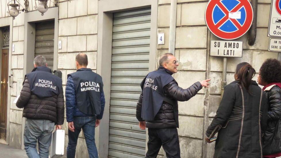 Giro di vite del Comune sul negozio dei nigeriani