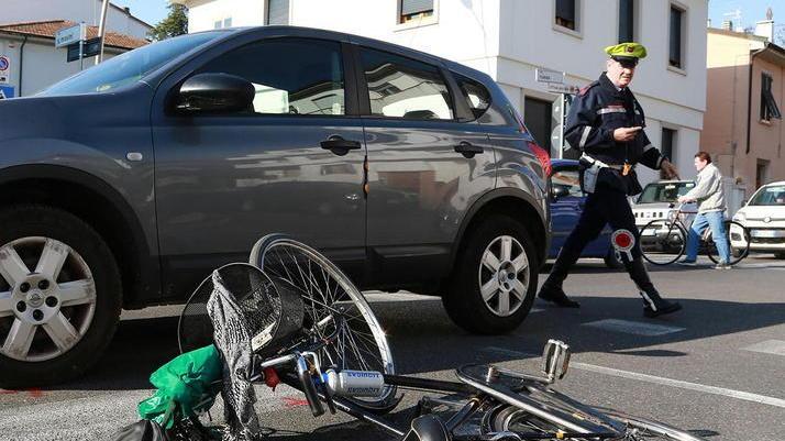 Paura per un ciclista investito da un’auto