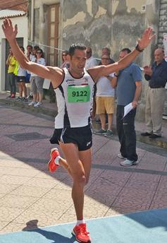 Un sacerdote in gara alla Maratona di Pisa 