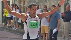 Un sacerdote in gara alla Maratona di Pisa