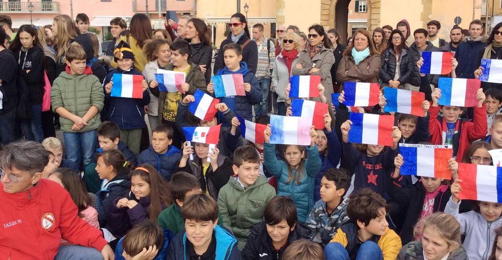 Fiori per le vittime di Parigi 