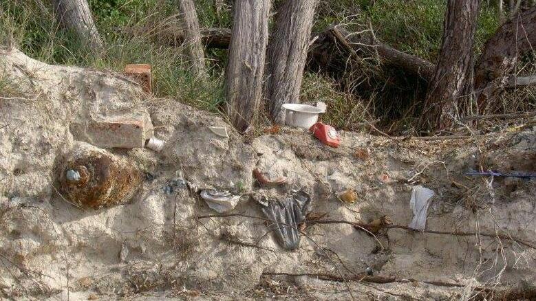 I volontari puliscono la spiaggia