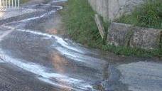 Perdita d’acqua sulla strada «Dopo un mese chi paga?»
