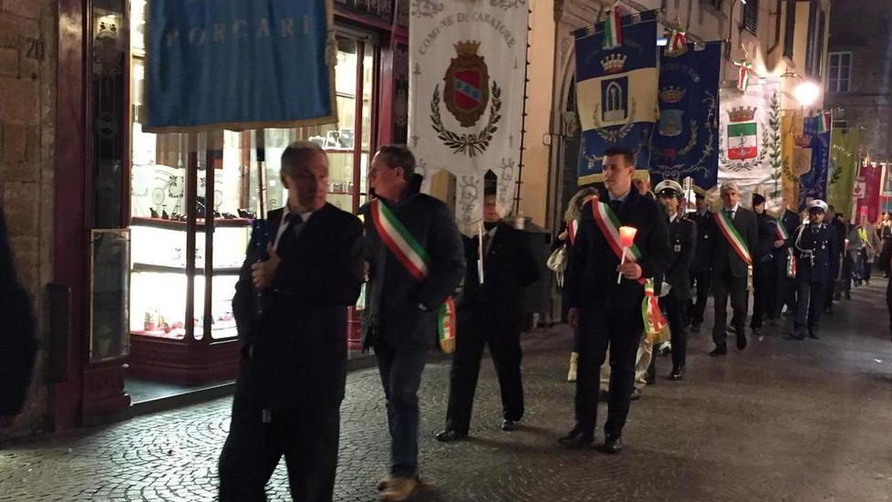 In centinaia alla fiaccolata per Parigi