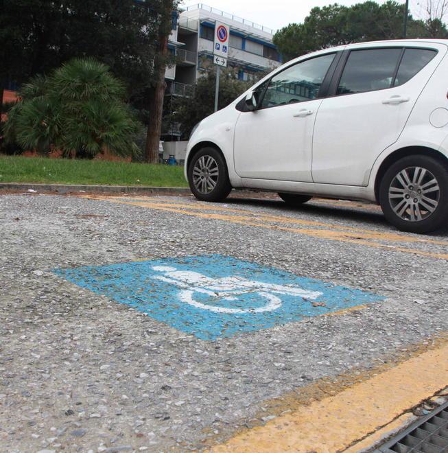 «Stop ai furbetti dell’ospedale» Linea dura dell’Asl sul parcheggio 