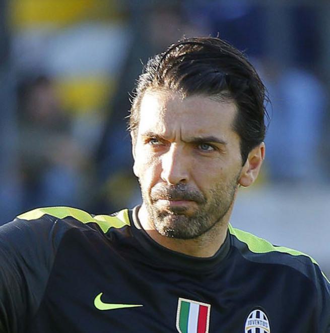 Gigi Buffon scalda i cuori dell’assemblea «Sono con voi» 
