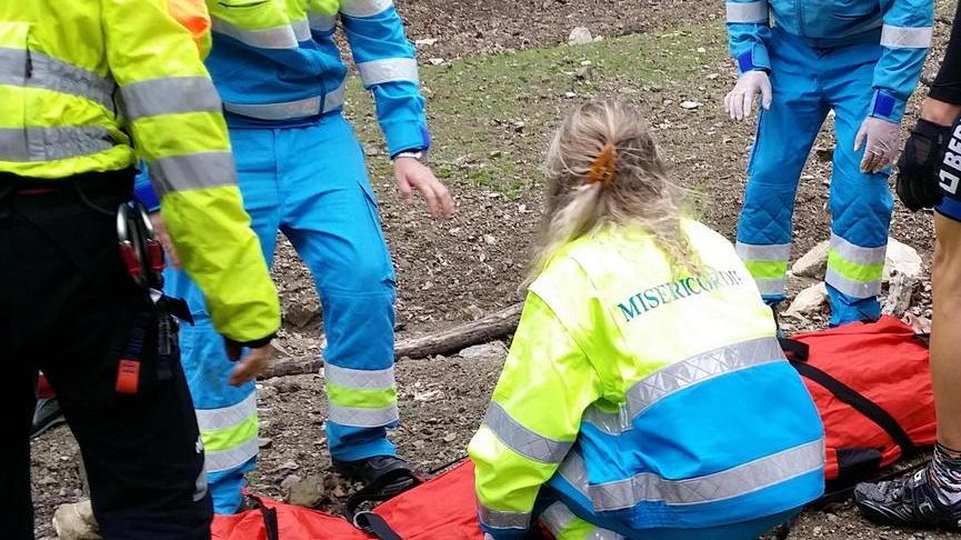 Cade nel bosco in mountain bike: grave un 48enne
