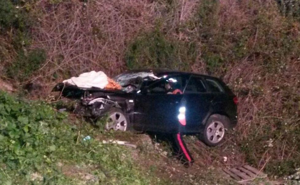 Con l’auto nel burrone: salvato dopo due ore 