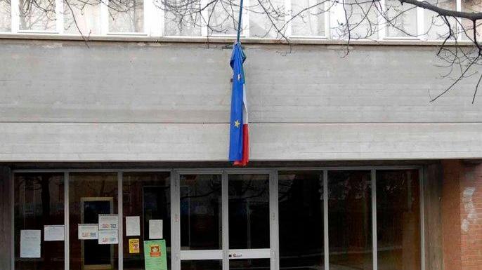 I sindacati: «L’amministrazione è sorda ai richiami delle famiglie e dei lavoratori»