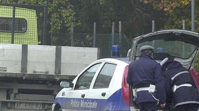 Via Virgilio, ubriaco alla guida di un furgone provoca un tamponamento tra tre veicoli