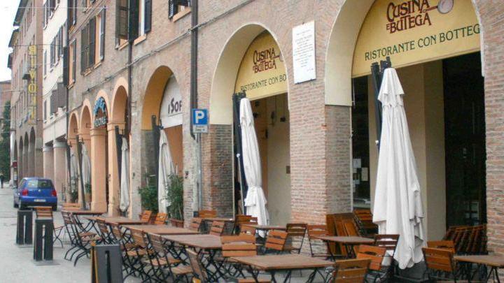 Negozi e ristoranti spenti ieri mattina