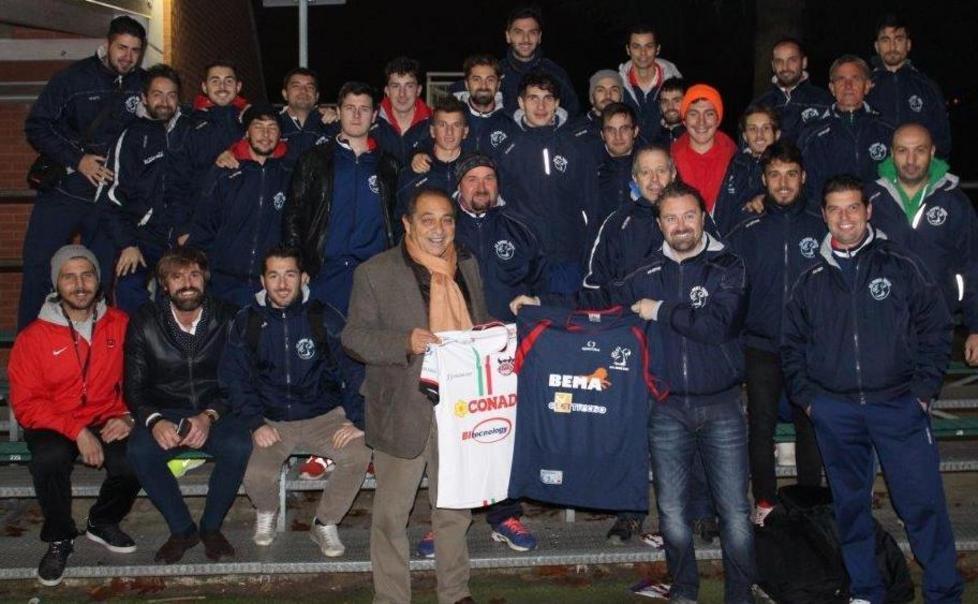I calciatori della Vianese a lezione dal Rugby Reggio 