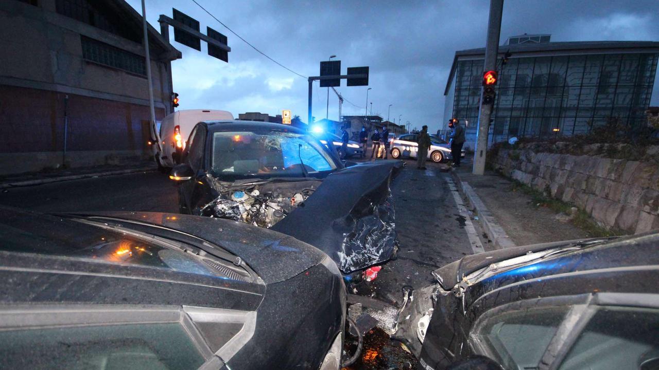 Un'immagine dello scontro all'incrocio tra via della Cinta Esterna e via Orlandi