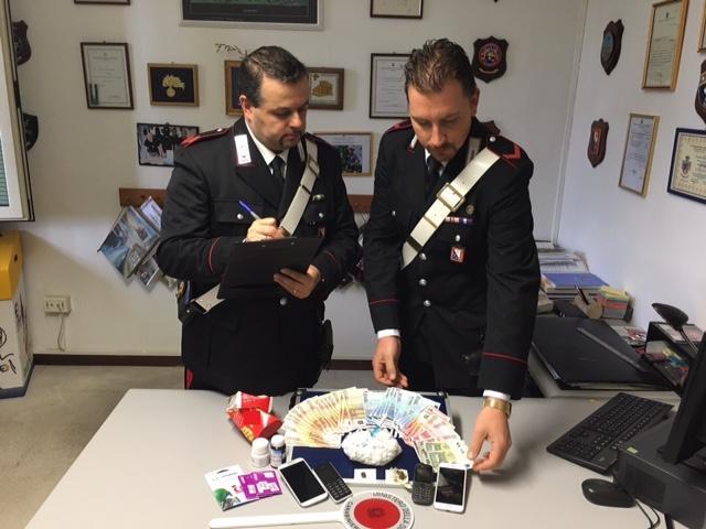 La droga e il denaro sequestrati ai due stranieri dai carabinieri di Pietrasanta